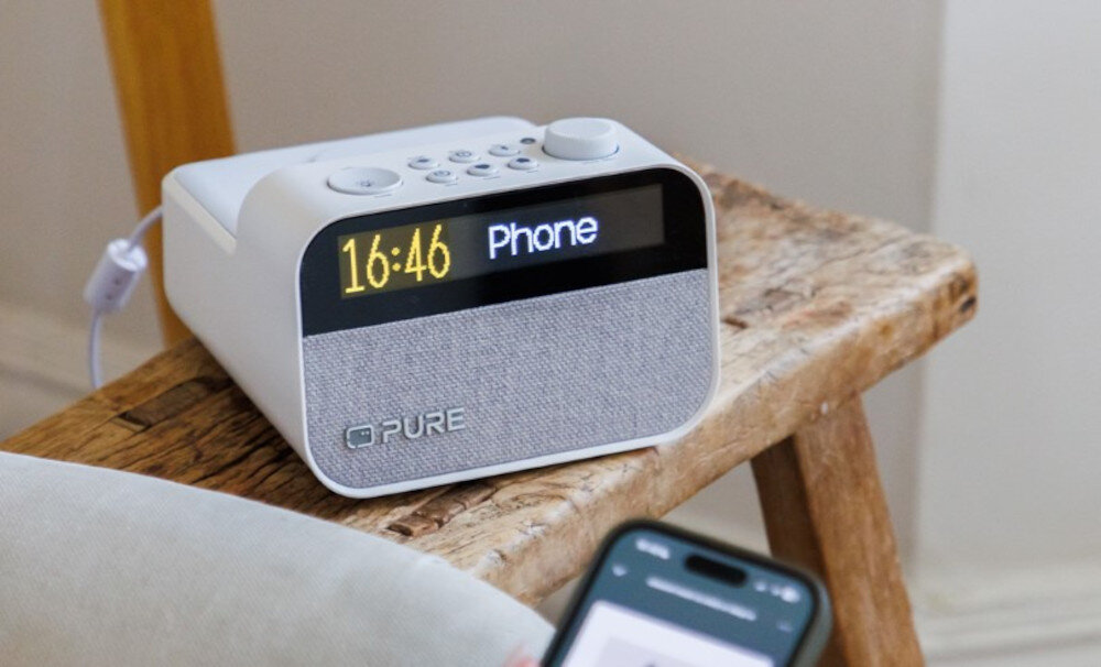 Radiobudzik PURE Moment Charge Coffee - Wygodne ładowanie urządzeń, bezprzewodowe ładowanie