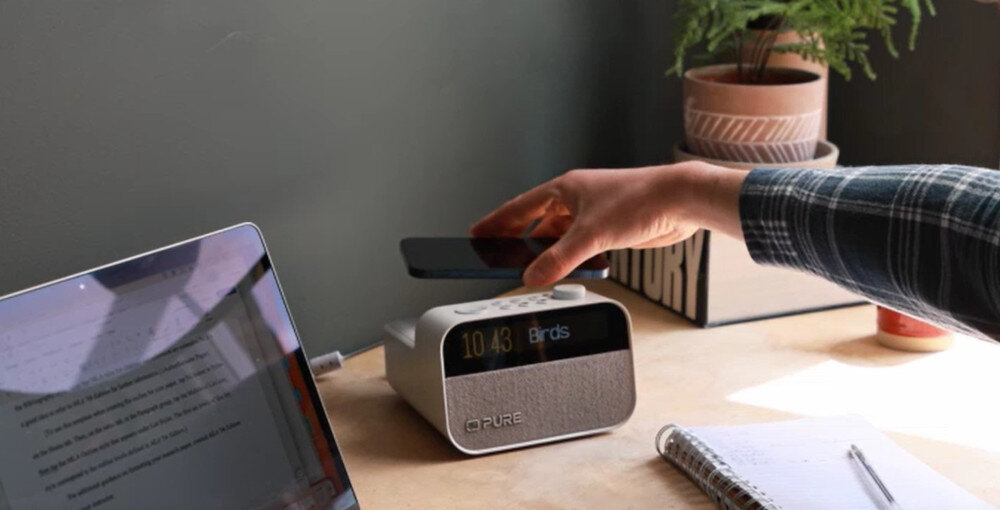 Radiobudzik PURE Moment Charge Cottton - Przejrzysty i regulowany wyświetlacz
