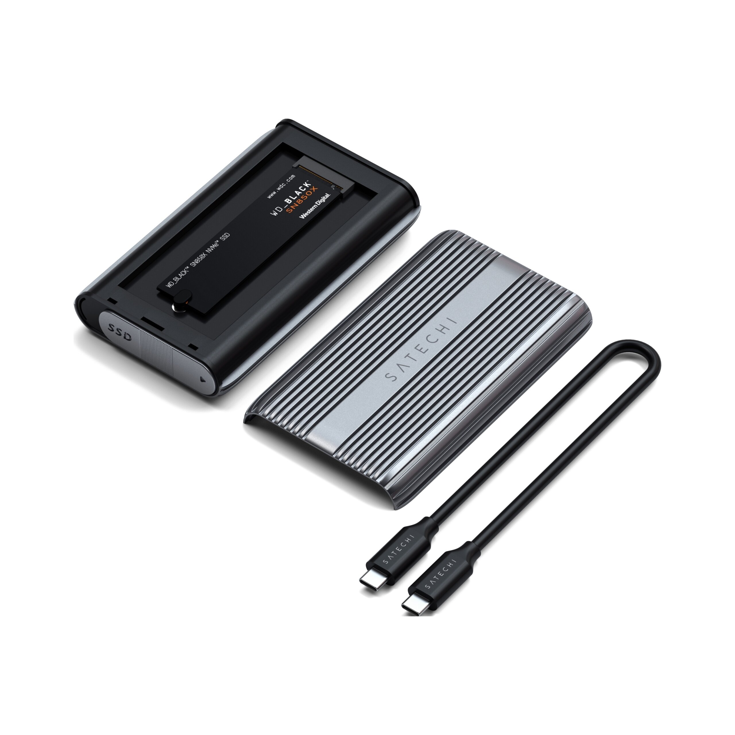 Na obrazie widoczna jest obudowa adaptera dysku z logo \'SATECHI\', otwarta, z widocznym miejscem na dysk SSD oraz dwa czarne kable USB-C z napisem \'SATECHI\'.