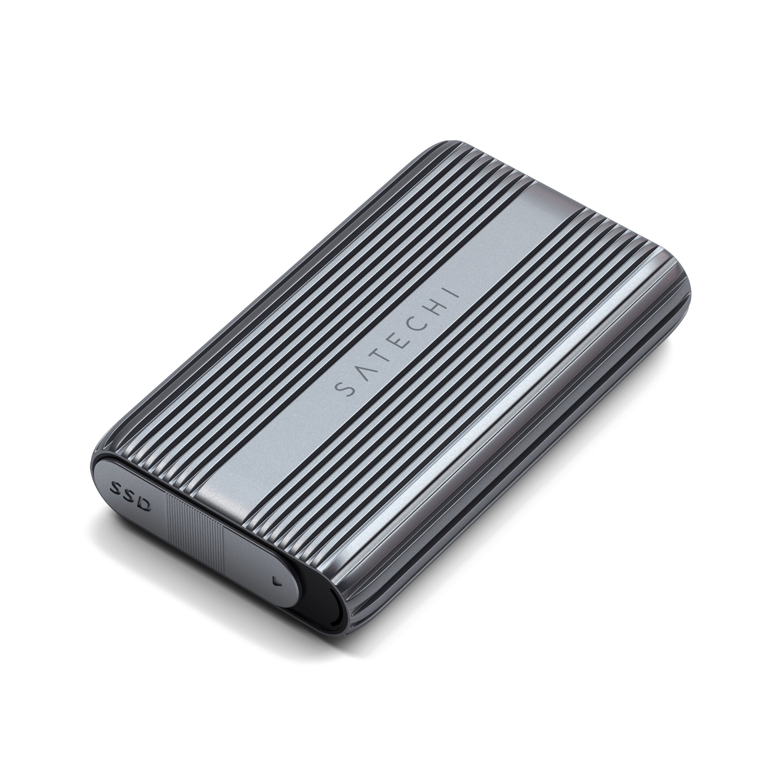 Obudowa adaptera dysku SSD z logo \'SATECHI\' na górze i napisem \'SSD\' na boku, wykonana z metalu o żebrowanej strukturze.