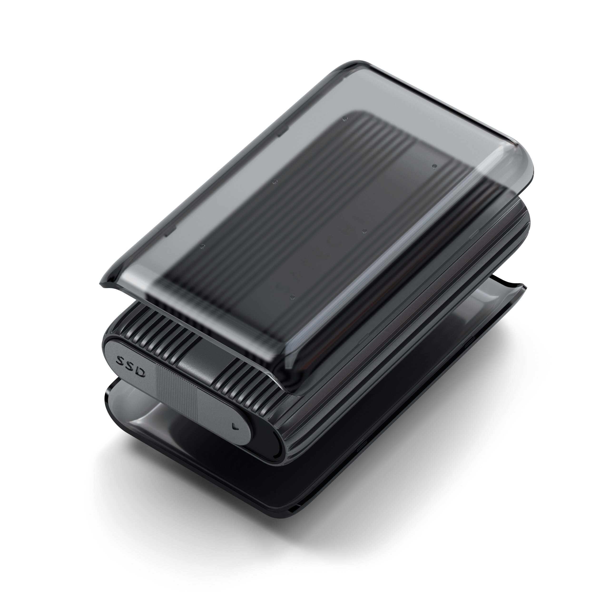 Obraz przedstawia czarną obudowę adaptera dysku SSD z widocznym napisem \'SSD\' na jednym z końców. Obudowa ma przezroczystą pokrywę i żebrowaną strukturę.