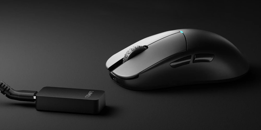 LAMZU Atlantis Mini 4K - mysz na biurku na ciemnym tle