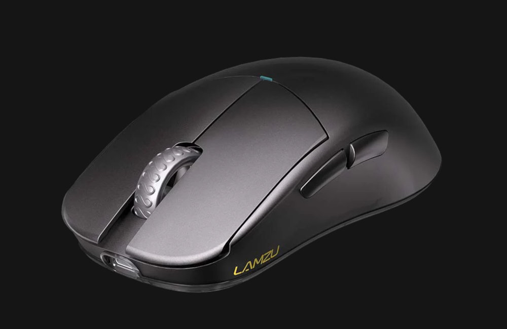 LAMZU Atlantis Mini 4K LAMZU Atlantis Mini 4K  niską wagę sensor polling rate przełączniki optyczne Huano chwyt claw grip - mysz na biurku na ciemnym tle