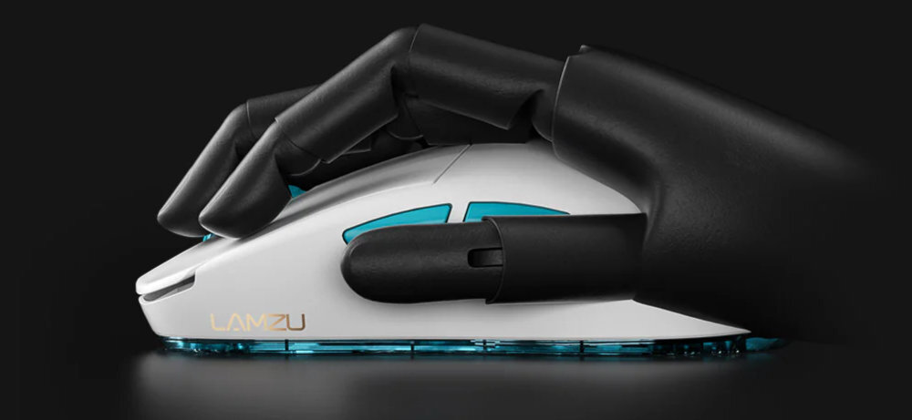LAMZU Atlantis OG V2 Pro graczach praworęcznych przycisków bocznych po lewej stronie obudowy dodatkowych funkcji - myszka pod modelem ręki na ciemnym tle