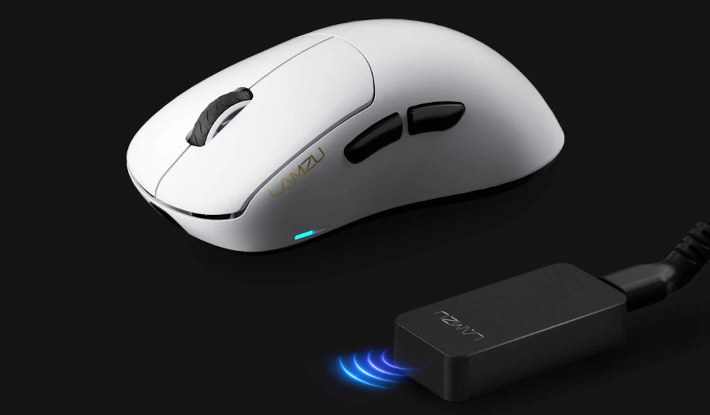 LAMZU Thorn baterię o pojemności 250 mAh bez konieczności częstego podłączania myszy do ładowania  - mysz od przodu obok dongle 4k na ciemnym tle