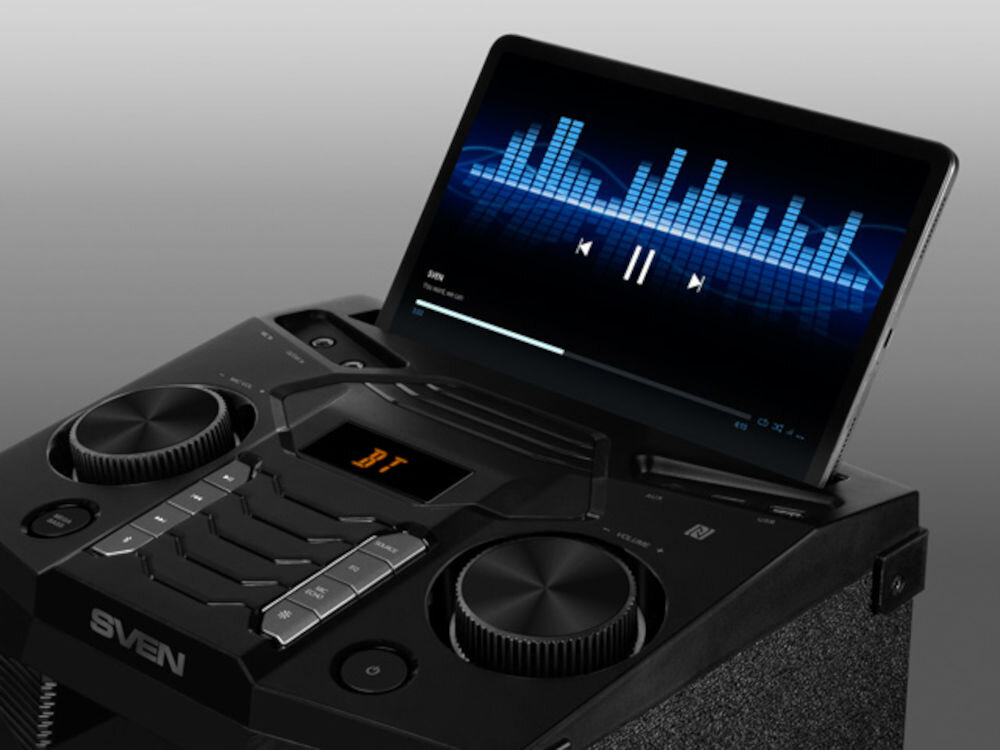 Power audio SVEN PS-1500 stojak na smartfon, stabilne miejsce dla urządzenia mobilnego, kadr na panel urządzenia w którym włożony jest tablet