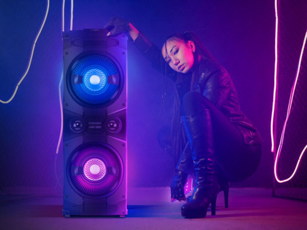 Power audio SVEN PS-1500 łączność Bluetooth, bezprzewodowe odtwarzanie muzyki, kompatybilność z urządzeniami mobilnymi, osoba kucająca przy power audio