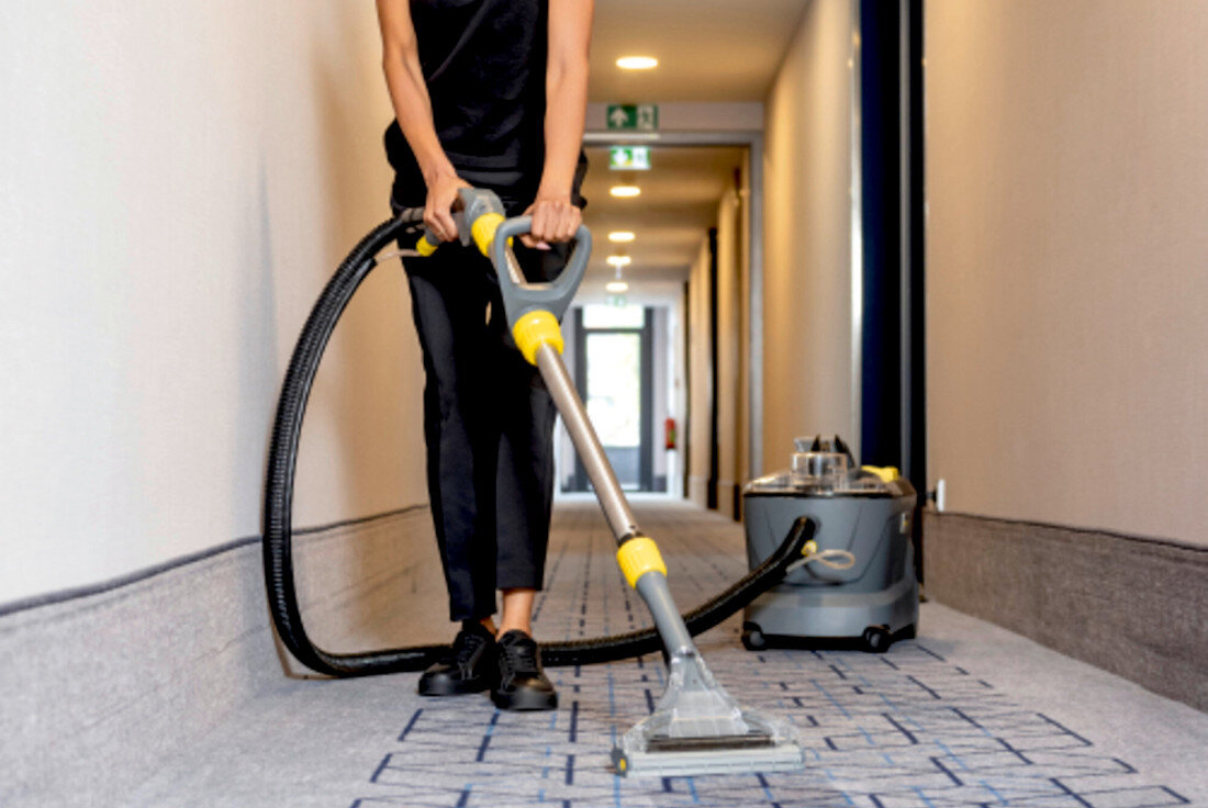 Odkurzacz KARCHER Professional Puzzi 10/1 1.100-131.0 zdjęcie lifestyle Duży zasięg pracy data-genbyai=