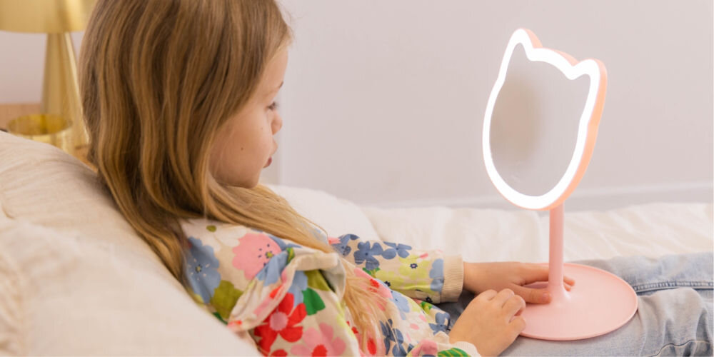 Lusterko kosmetyczne INNOGIO Gioperfect Różowy kotek dziewczynka trzyma lusterko różowy kolor podstawka podświetlenie dla każdej małej księżniczki na baterie 3 x AAA (brak w zestawie) całkowicie bezprzewodowe wygoda i bezpieczeństwo użytkowania Brak kabli swobodne przenoszenie ustawienie w dowolnym miejscu do zabawy nauka dbania o siebie funkcjonalność bezpieczna konstrukcja elegancki wygląd wygoda użytkowania