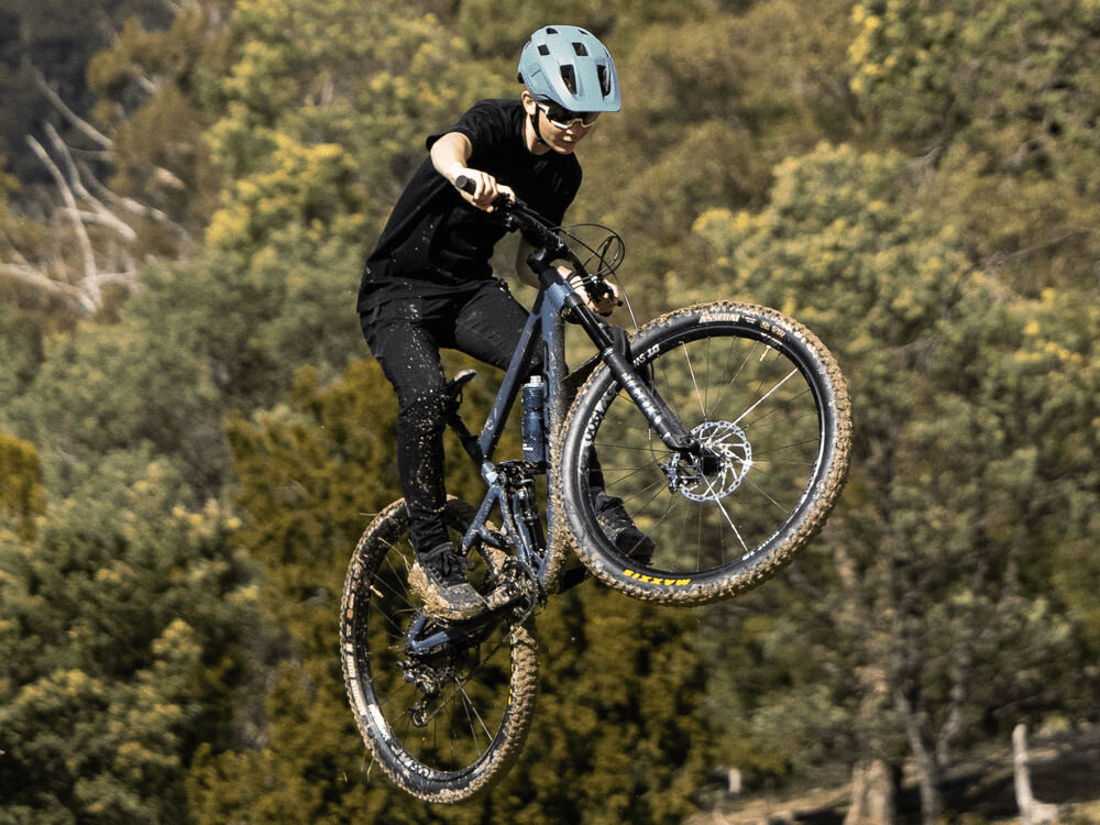 Kask rowerowy LAZER Lupo Kineticore Szary MTB (rozmiar uniwersalny) bezpieczeństwo KinetiCore