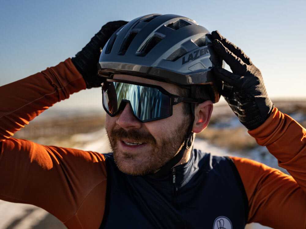 Kask rowerowy LAZER Tempo KinetiCore Biały Szosowy (rozmiar uniwersalny) zestaw zimowy lampka led