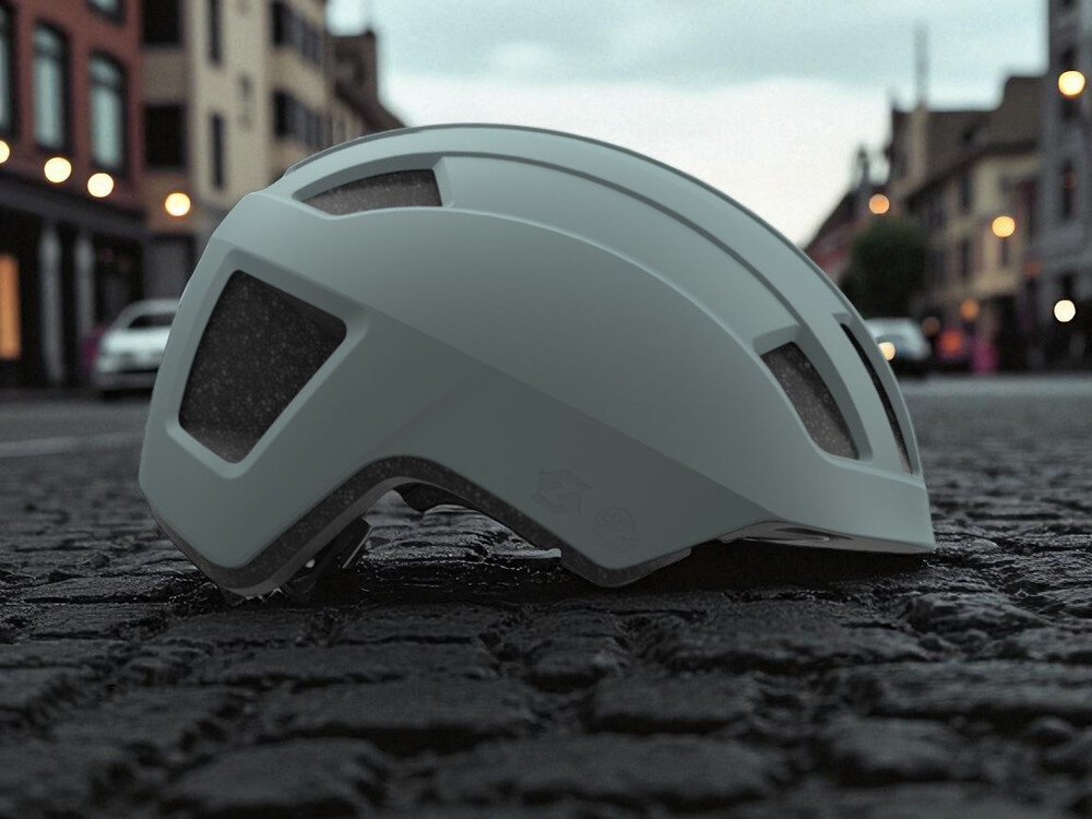 Kask rowerowy LAZER Verde KinetiCore zielony mat Miejski (rozmiar M/L) kask rowerowy miejski cyrkularny z recyklingu osoba jadąca w kasku na rowerze w mieście