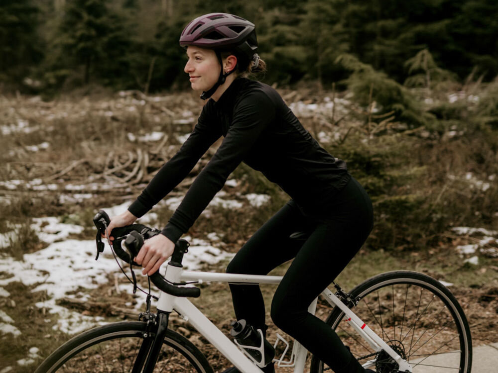 Kask rowerowy LAZER Tonic Kineticore Bordowo-czarny Szosowy (rozmiar L) zestaw zimowy lampka led