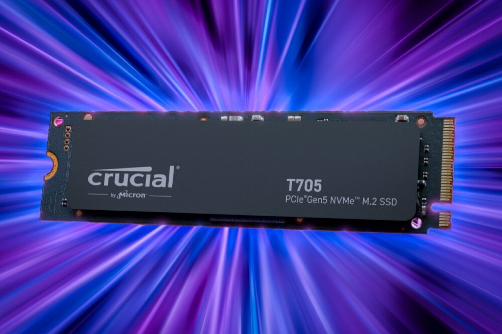 Dysk CRUCIAL T705 Zbliżenie na dysk SSD 'T705 PCIe Gen5 NVMe M.2' na tle rozmytego, dynamicznego tła w kolorach fioletu i niebieskiego z efektem ruchu, zużycie energii, pojemność, wersje