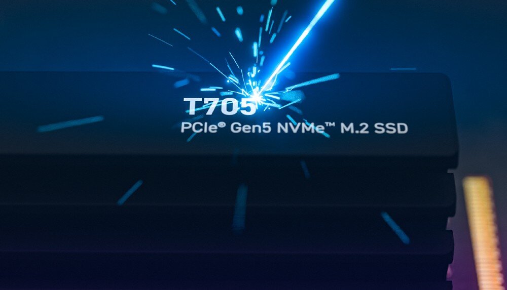 Dysk CRUCIAL T705 Zbliżenie na powierzchnię czarnego dysku SSD z błękitną iskrą trafiającą w napis 'T705', radiator, żywotność