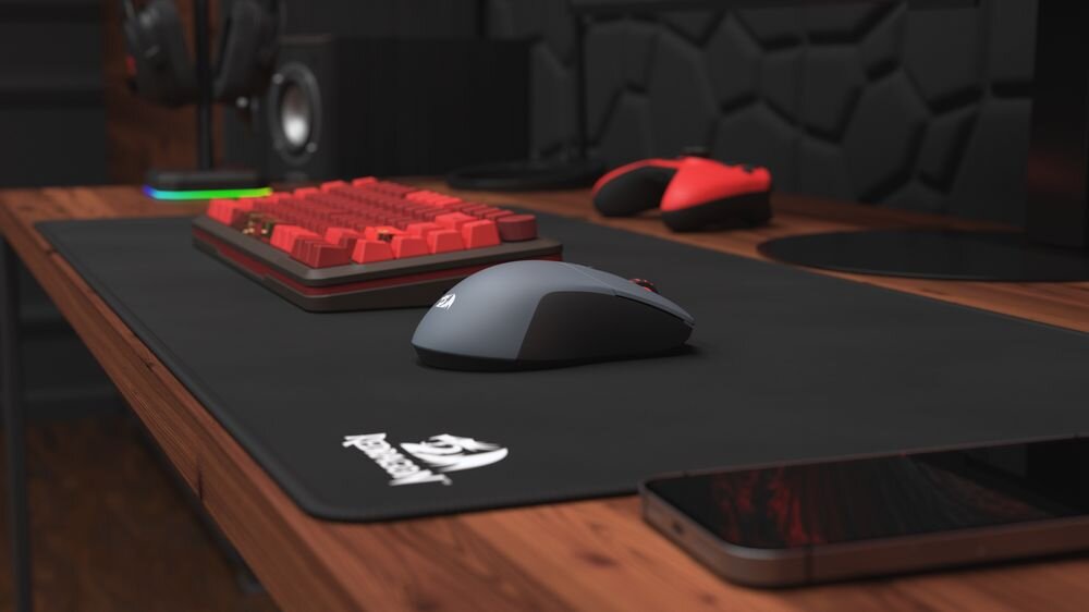 Szara mysz komputerowa z czerwonym podświetleniem rolki i napisem \'REDRAGON\' na powierzchni. Mysz ma ergonomiczny kształt i dodatkowy przycisk boczny.