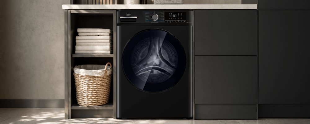 PRALKO - SUSZARKA BEKO B5DFT584427WPB WASH & DRY Czarna pralka Beko w zabudowie z półkami na ręczniki i koszem na pranie, ustawiona w pralni opóźnienie startu blokada dzieci IronFast Fast Wash Dry