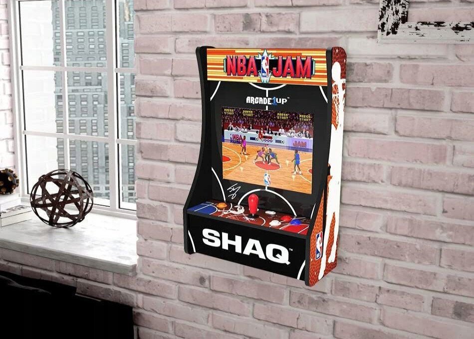 Automat ARCADE1UP zamontowany na ścianie.
