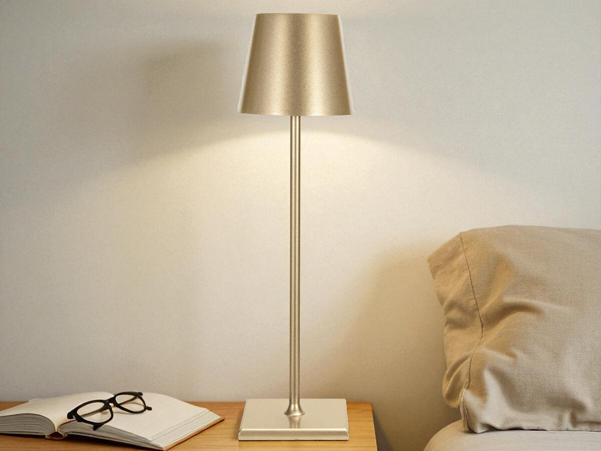 Lampka stołowa LIN Moonlight 8009 Złoty, barwa, lumeny, natężenie, regulacja, lampka stoi na stoliku nocnym z włączonym światłem