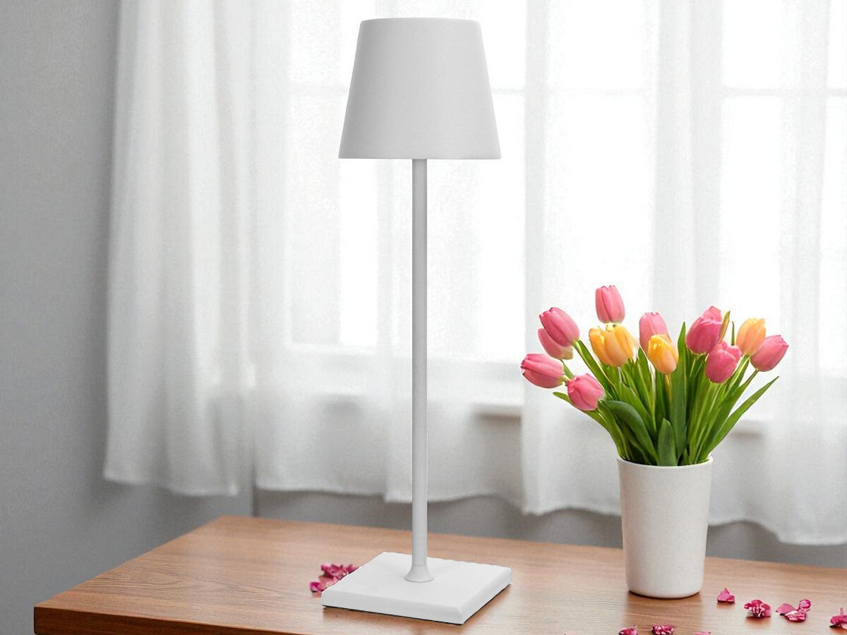 Lampka stołowa LIN Moonlight 8008 Biały, światło, jasnośc, elegancja, komfort, lampka stoi na stole w pokoju dziennym wraz z donicą i kwiatami