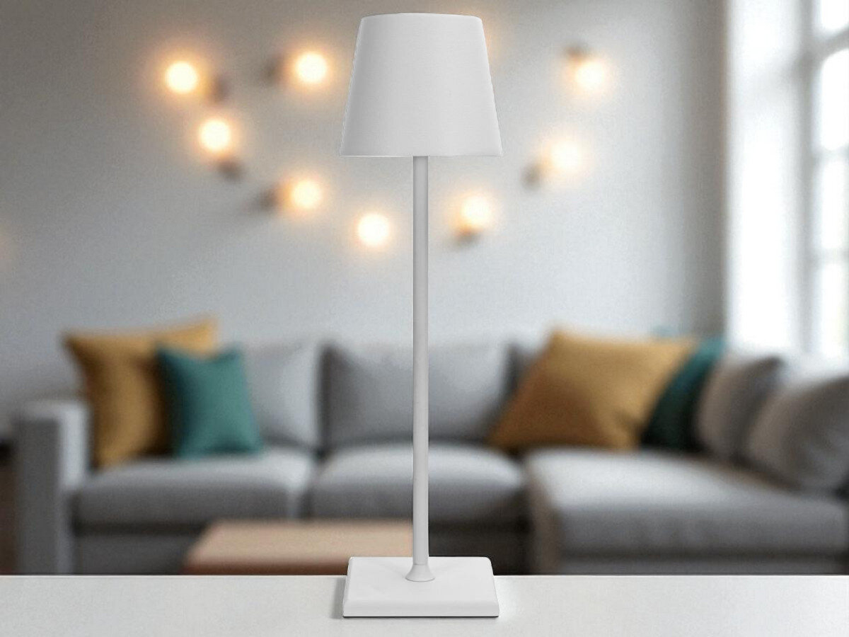 Lampka stołowa LIN Moonlight 8008 Biały, bezprzewodowo, bateria, usb-c, waga, lampka stoi na blacie w pokoju dziennym w tle sofa i lampy ścienne