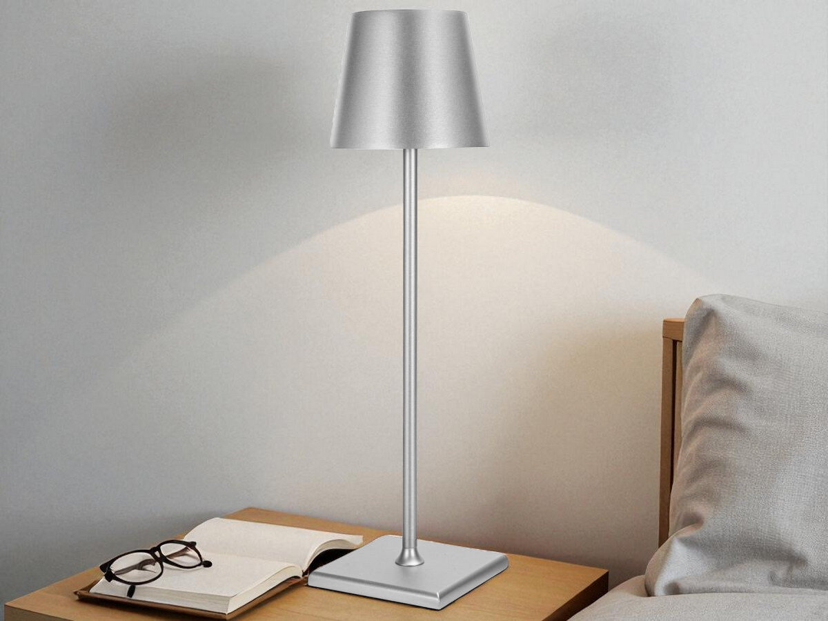 Lampka stołowa LIN Moonlight 8010 Srebrny, światło, jasnośc, elegancja, komfort, lampka stoi na stoliku nocnym, świeci przy łóżku