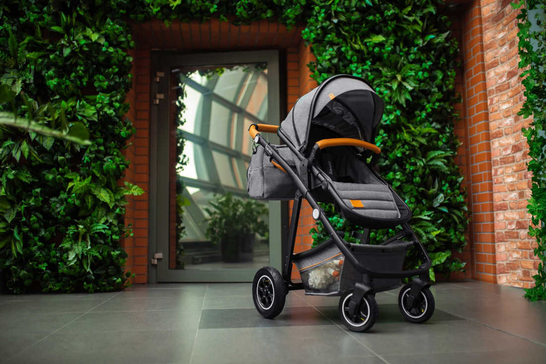 Wózek dziecięcy LIONELO Amber Czarno-niebieski potrzeby preferencje spacerówka gondola kubełkowe siedzisko