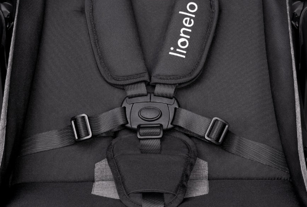 Wózek dziecięcy LIONELO Zoey Grey Stone Szary 5-punktowe pasy bezpieczeństwa barierka testy bezpieczeństwa norma EN 1888 odchylany podnóżek regulacja paskowa