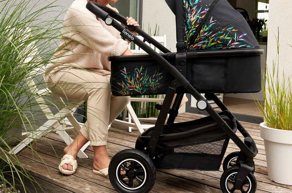 Wózek dziecięcy LIONELO Amber 3w1 Pink Rose Czarno-różowy pięciostopniowa regulacja rączki komfort wygoda duży kosz przechowywanie akcesoria