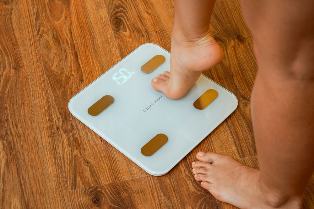 Waga łazienkowa GÖTZE & JENSEN Analizator BT BS700W Biały waga z aktywnym wyświetlaczem prezentującym wynik