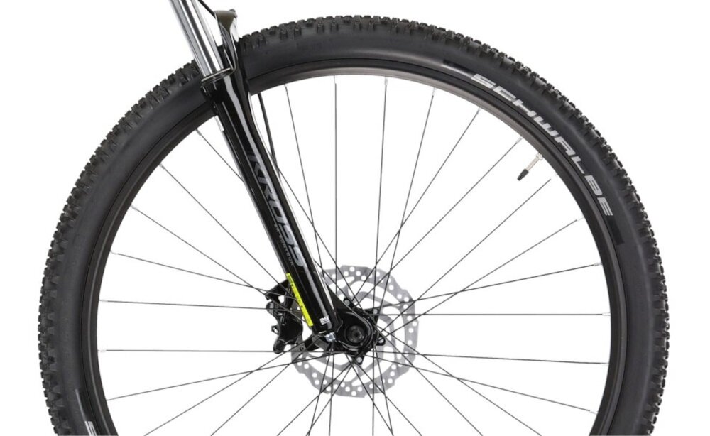 Rower górski MTB KROSS Level 1.0 M17 29 cali męski Czarny kola duze 29-calowe latwe pokonywanie przeszkod wiekszy kontakt kola z podlozem szeroki opoy marki SCHWALBE gleboki bieznik dobra przyczepnosc regularne sprawdzanie cisnienia powietrza wartosc na bocznej czesci opony