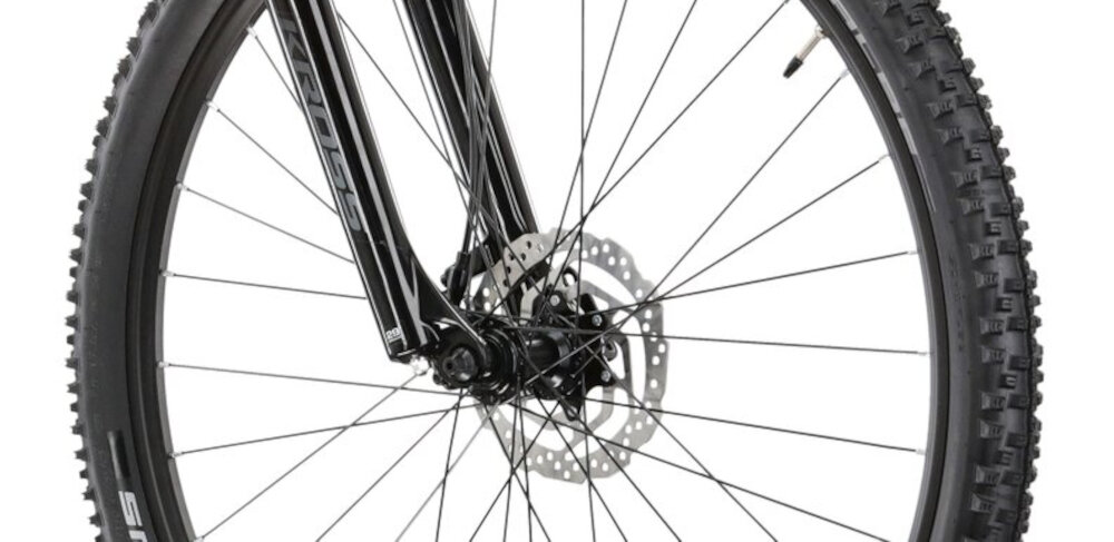 Rower górski MTB KROSS Level 1.0 M17 29 cali męski Czarny uniwersalne zastosowanie do jazdy w miescie poza miastem w lesie na latwym i trudnym gorskim szlaku w niezbyt grzaskim blocie nie za glebokim piachu aluminiowe obrecze zachowanie regularnego ksztaltu kol stabilne trzymanie opony gwarancja bezpiecznej komfortowej jazdy