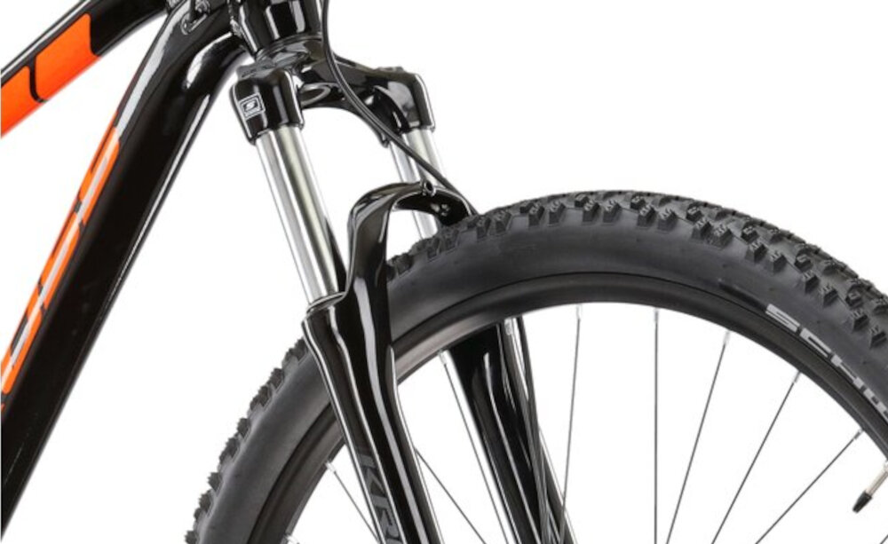 Rower górski MTB KROSS Level 1.0 M17 29 cali męski Czarny rower typu hardtail przedni amortyzator SR Suntour typu XCT30L skok o wysokosci 100 mm ulatwia najezdzanie na przeszkody niweluje wstrzasy regulacja skoku za pomoca manetki zmniejsza sile uderzenia przedniego kola o przeszkode do jazdy na nierownej wyboistej nawierzchni