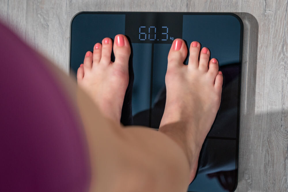 Waga łazienkowa GOTZE & JENSEN Analizator BT BS910K widok z góry na wagę z aktywnym wyświetlaczem