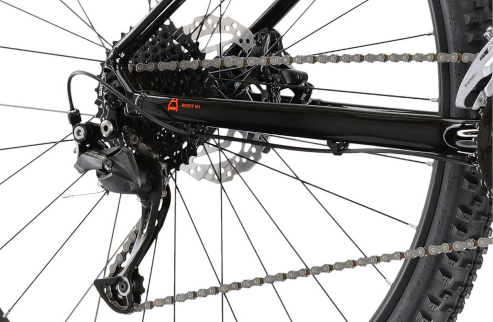 Rower górski MTB KROSS Level 1.0 M19 29 cali męski Czarny 18 przelozen przerzutki renomowanej marki SHIMANO Altus rownomierna plynna latwa zmiana przelozen 10-rzedowy system technologia Shadow przerzutki sa schwane mniej narazone na uszkodzenia duza wytrzymalosc precyzyjne dzialanie