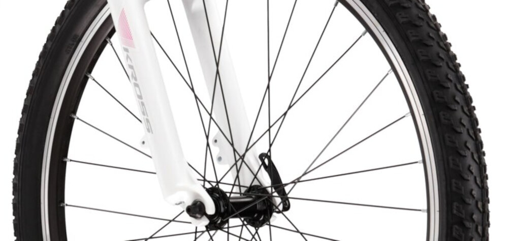 Rower górski MTB KROSS Lea 2.0 D17 27.5 cala damski Srebrny uniwersalne zastosowanie do jazdy w miescie poza miastem w lesie na latwym i trudnym gorskim szlaku w niezbyt grzaskim blocie nie za glebokim piachu aluminiowe obrecze zachowanie regularnego ksztaltu kol stabilne trzymanie opony gwarancja bezpiecznej komfortowej jazdy