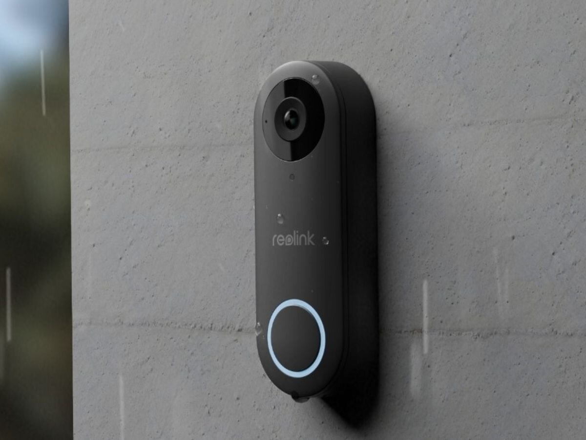 Wideodomofon REOLINK Doorbell D340P Czarny, dzwonek, kontrola, wejście, monitoring, do ściany zamontowany wideodomofon w deszczowej porze