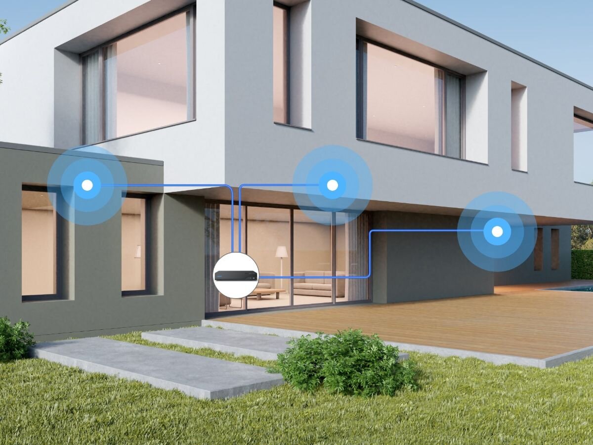 Wideodomofon REOLINK Doorbell D340P Czarny, przewód, RJ45/RJ45, oszczędność, Instalacja, dom a w tle wizualizacja połączenia różnych miejsc