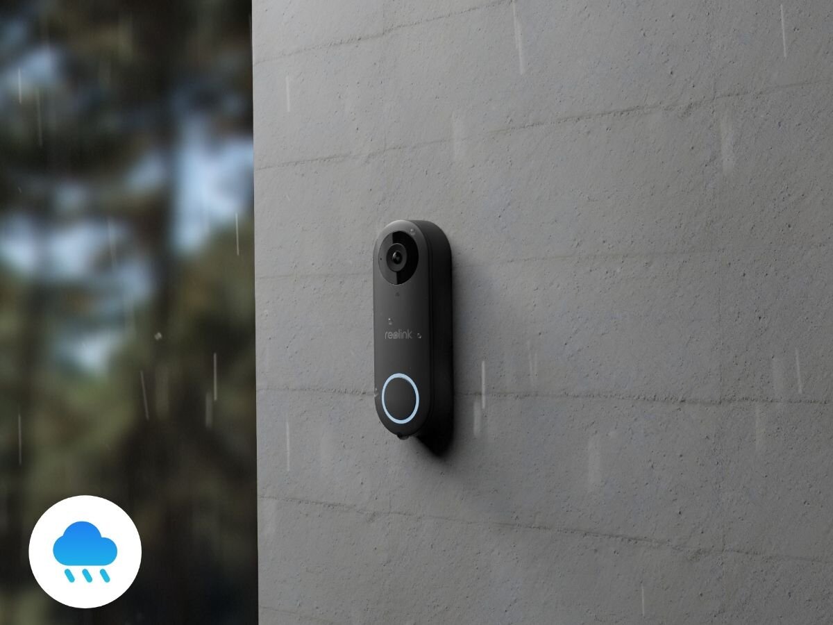 Wideodomofon REOLINK Doorbell D340P Czarny, zaprojektowany, certyfikat, IP65, warunki, wideodomofon zamontowany do ściany w deszczowej porze, poniżej logotyp opadów deszczowych