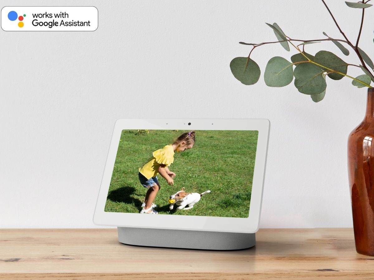 Wideodomofon REOLINK Doorbell D340P Czarny, Google Assistant, aplikacja, integracja, bezdotykowe, na blacie stoi tablet z nagraniem na żywo z wideodomofonu