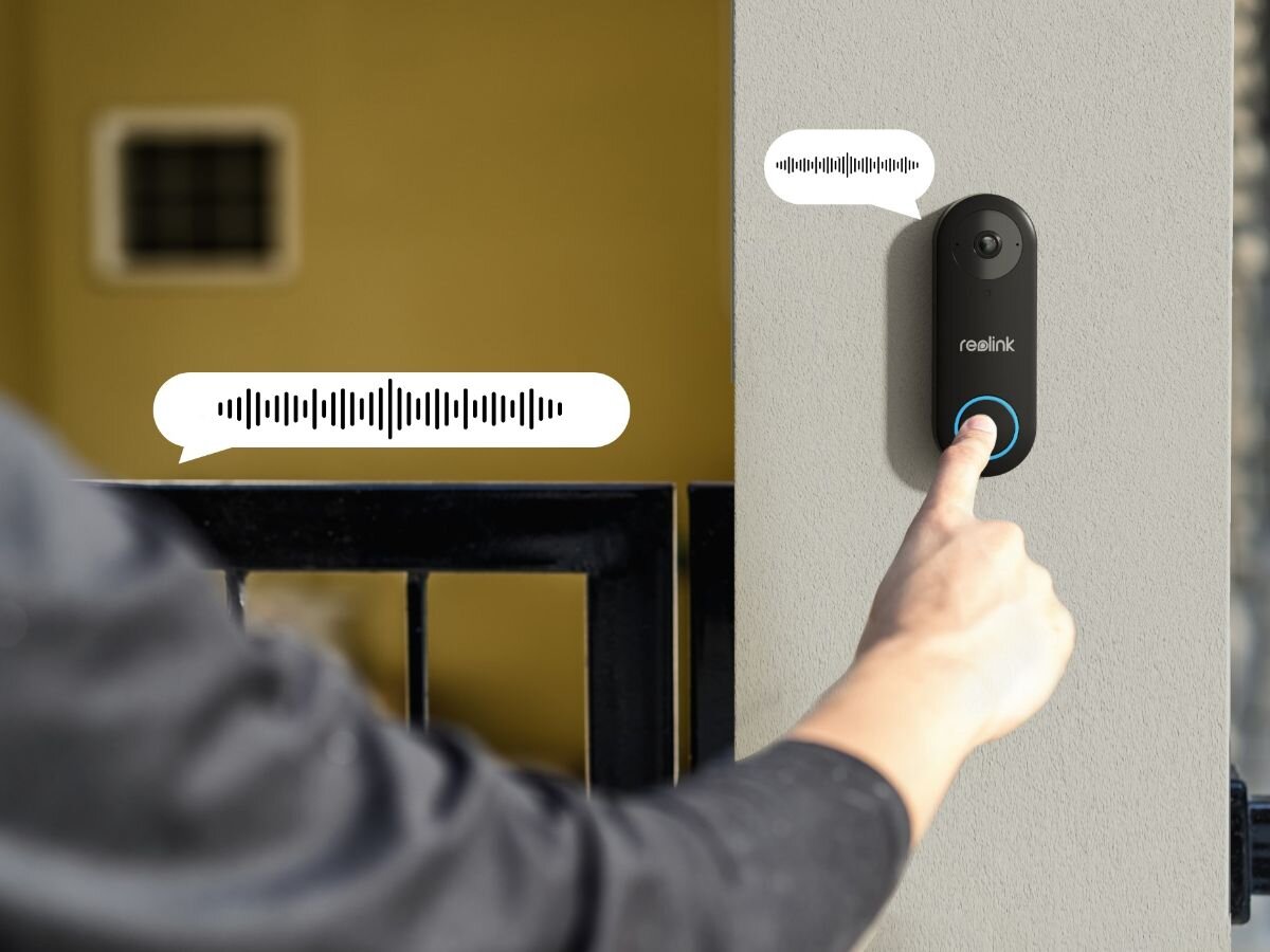 Wideodomofon REOLINK Doorbell D340P Czarny, rzeczywistym, Dwukierunkowa, rozmowa, komunikacja, palec dłoni przyciska wideodomofon do rozmowy dwukierunkowej
