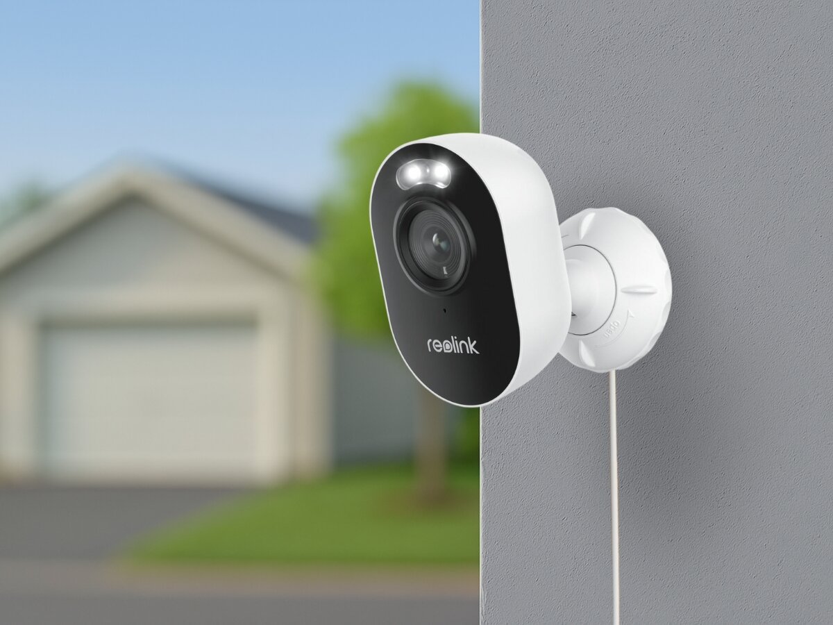Kamera REOLINK Lumus Series E430 - Ochrona użytkownika, kamera przymocowana do elewacji budynku