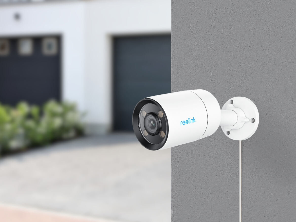 Kamera REOLINK ColorX Series P320X - Zadbaj o bezpieczeństwo, kamera przymocowan do elewacji budynku