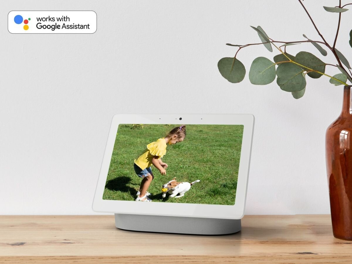 Dzwonek REOLINK D340W, Google Assistant, ANDROID, IOS, aplikcja, współpraca, na blacie stoi tablet z obrazem z kamery, powyżej logotyp google Assistant