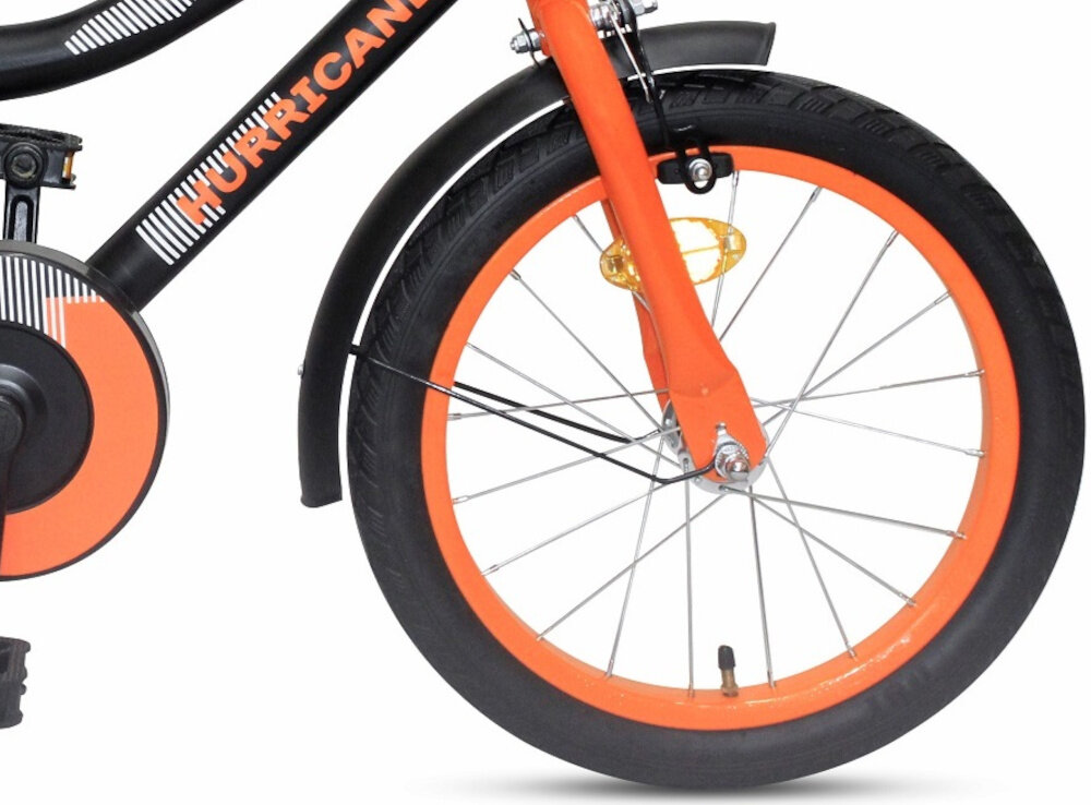 Rower dziecięcy ENERO Hurricane 16 cali dla chłopca Czarno-pomarańczowy zbliżenie na przednie koło i błotnik zdjęcie na białym tle koła w rozmiarze 16 cali mocne obręcze z wysokiej jakości stali zachowanie regularnego kształtu kół stabilne trzymanie opony bezpieczna jazda błotniki elegancki osłaniają odzież wygląd regularne sprawdzanie ciśnienia powietrza wartość na bocznej części opony