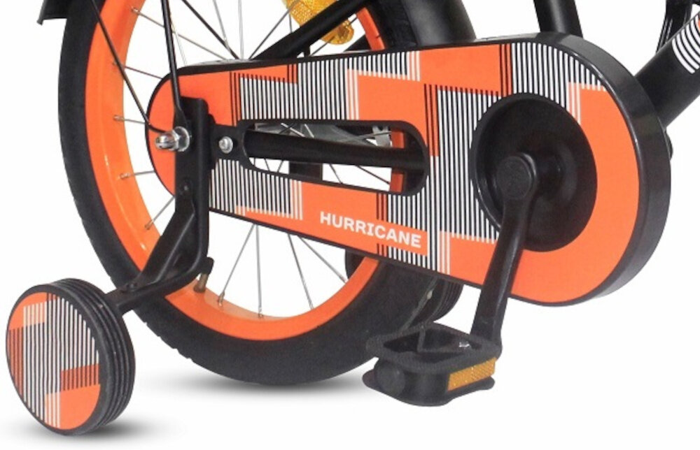 Rower dziecięcy ENERO Hurricane 16 cali dla chłopca Czarno-pomarańczowy zbliżenie na kółka boczne i osłonę łańcucha zdjęcie na białym tle boczne kółka asekurują dziecko w początkowej fazie nauki boczne kółka można łatwo usunąć stylowa osłona łańcucha zabezpiecza łańcuch przed brudem