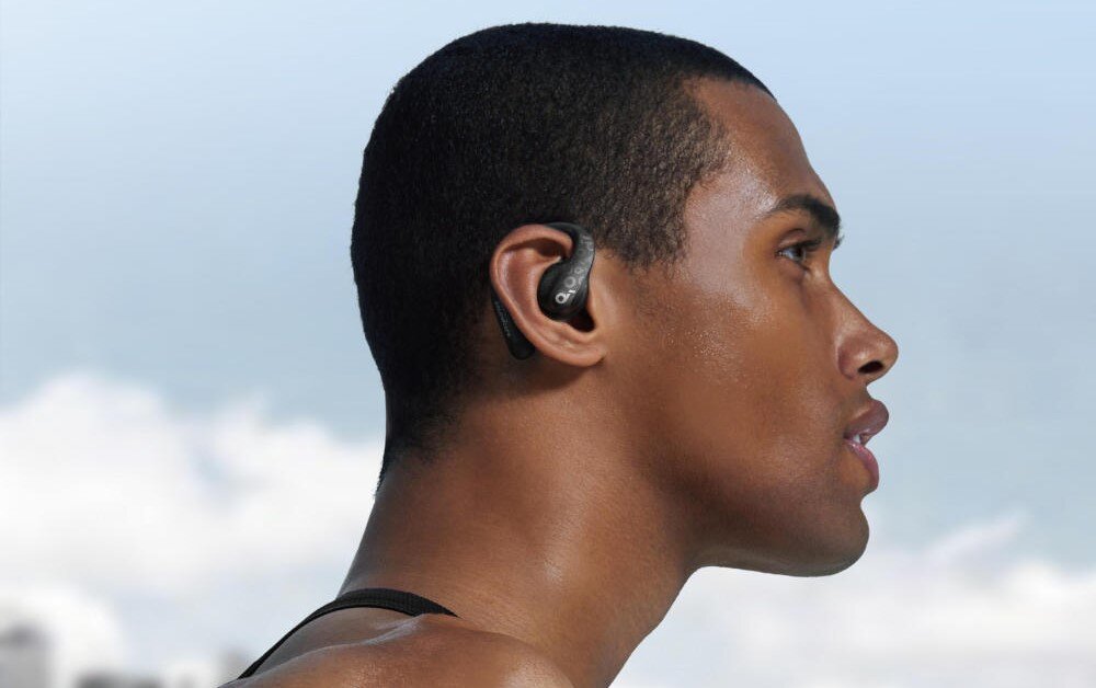 Słuchawki powietrzne SOUNDCORE Aerofit Pro Open-Ear - Wygodne i lekkie noszenie, mężczyzna z założonymi słuchawkami