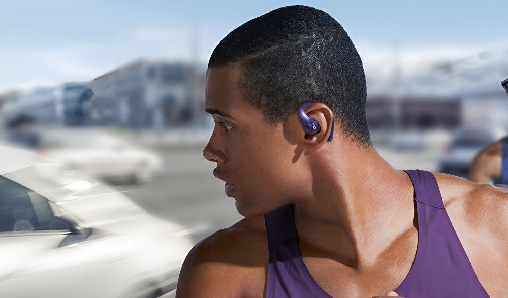 Słuchawki powietrzne SOUNDCORE Aerofit Pro Open-Ear - Słuchawki dobre do ruchu, mężczyzna z założonymi słuchawkami