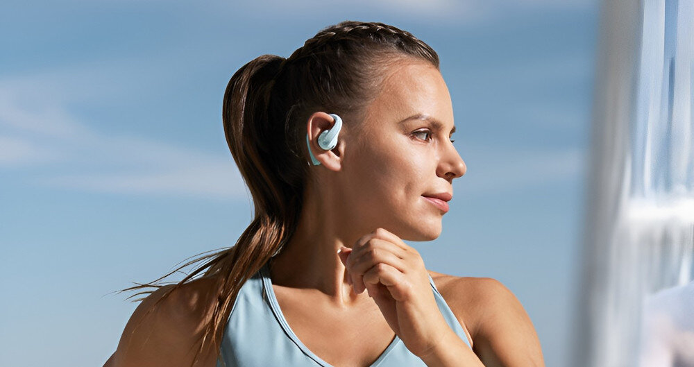Słuchawki powietrzne SOUNDCORE Aerofit Pro Open-Ear - Słuchawki dobre do ruchu, kobieta z założonymi słuchawkami