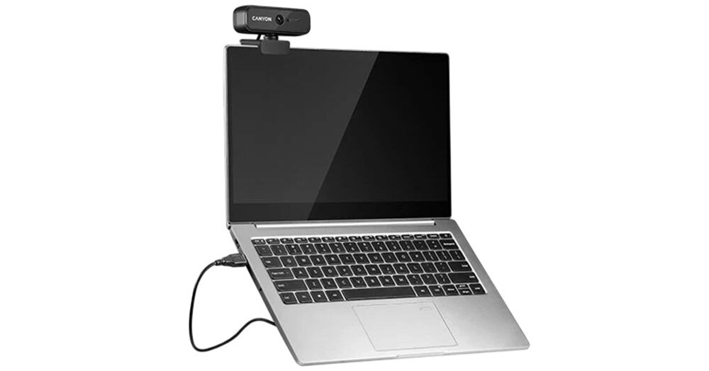 Kamera CANYON C2N USB-A - 1080p, 88°, szeroki kadr, rozmowy, prezentacje, Laptop z podłączoną kamerą zewnętrzną na ekranie.